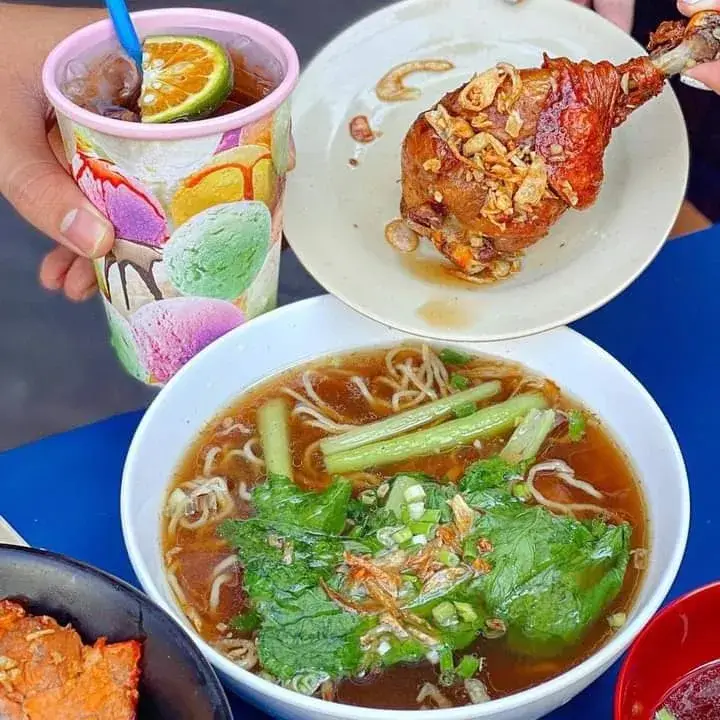 Hình ảnh Mì gà sốt xì dầu nước