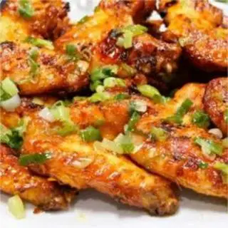 Hình ảnh Cơm 2 cánh gà sốt mắm