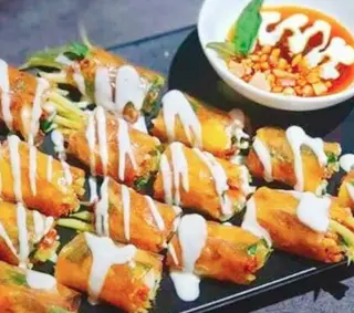 Hình ảnh Bánh tráng cuốn chấm sốt muối béo