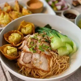 Hình ảnh Hủ tiếu sủi cảo thập cẩm khô sốt dầu hào