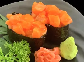 Hình ảnh Gunkan cá hồi sốt cay