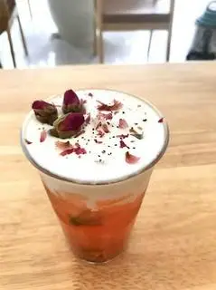 Hình ảnh Trà hoa hồng macchiato