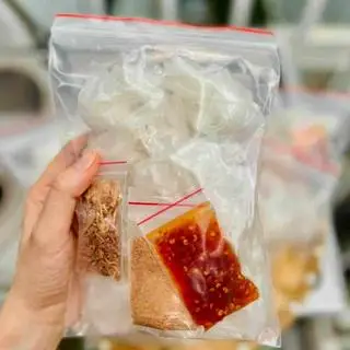 Hình ảnh Bánh tráng cuộn lắc ớt rim