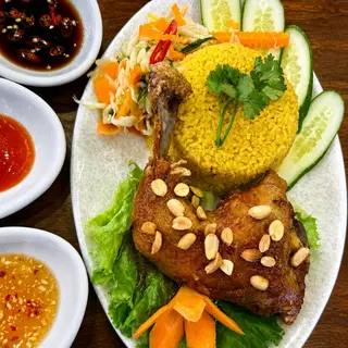 Hình ảnh Cơm gà xối mỡ - Xốt me