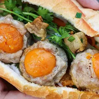 Hình ảnh Bánh mì chả cá xíu mại