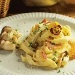 Hình ảnh Mì Ý kem nấm bacon