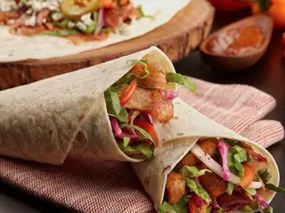 Hình ảnh Bánh mì cuộn kèm nước suối