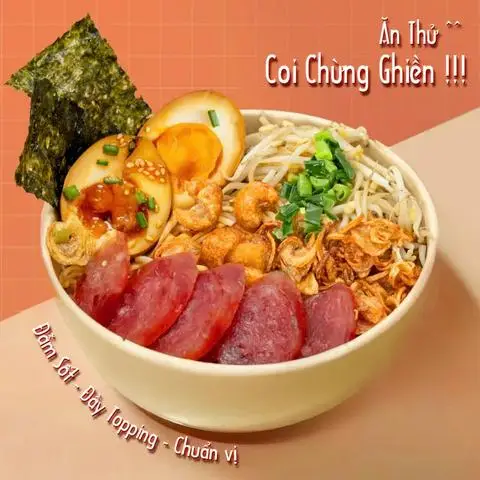Hình ảnh Mì trộn tóp mỡ lạp xưởng chiên