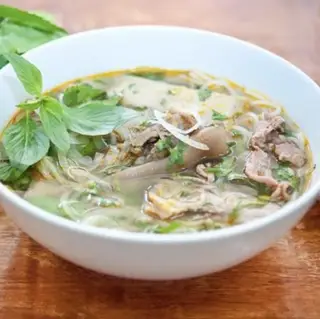 Hình ảnh Bún bò Huế gân