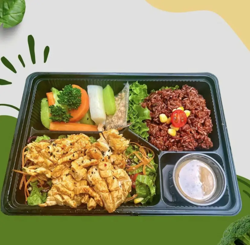 Hình ảnh Cơm gạo lứt gà cajun kèm salad