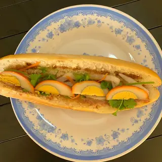 Hình ảnh Bánh mì que trứng kho