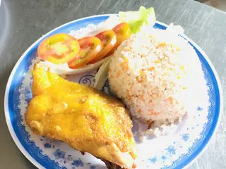 Hình ảnh Cơm chiên gà xối mỡ - má đùi nhỏ