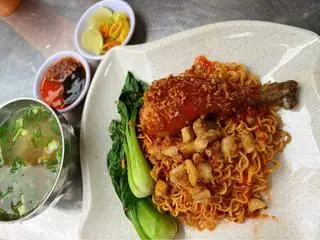 Hình ảnh Mì trộn muối ớt đùi gà sốt tỏi