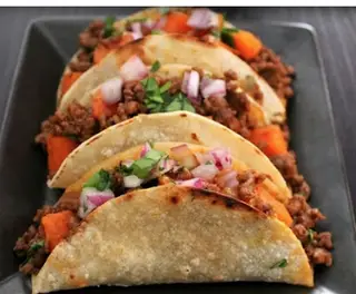 Hình ảnh Tacos bò bằm sốt cay