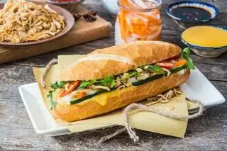 Hình ảnh Bánh mì gà xé