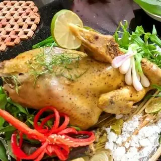 Hình ảnh Gà hấp muối nửa con - 1 ống cơm lam ngũ sắc Tây Bắc