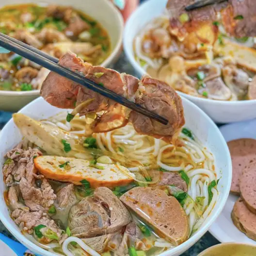 Hình ảnh Bún bò tái nạm chả