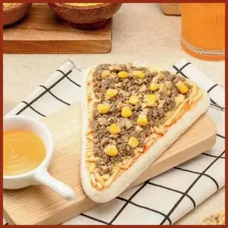 Hình ảnh Pizza tam giác bò ý phô mai