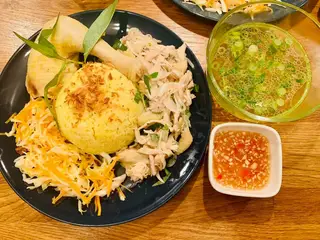 Hình ảnh Cơm đùi tỏi luộc xé trộn rau răm