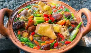 Hình ảnh Lẩu gà tre tiềm ớt hiểm