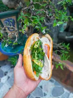 Hình ảnh Bánh mì thịt nguội