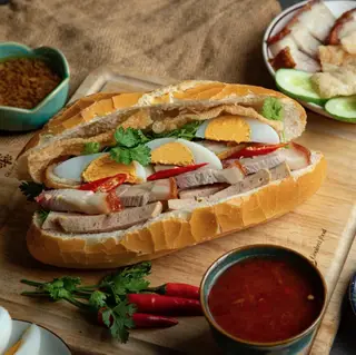 Hình ảnh Bánh mì thịt - chả - trứng