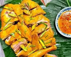 Hình ảnh Gà ủ muối nguyên con hâm nóng