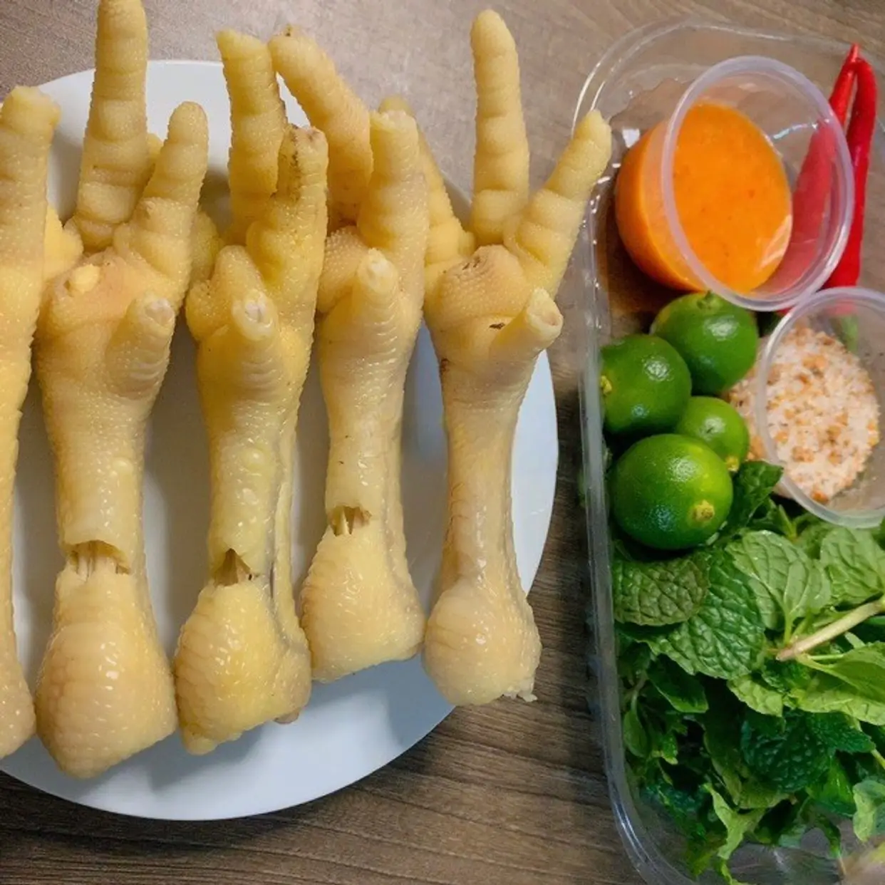 Hình ảnh Chân gà luộc thảo quả kèm sốt chấm - rau thơm