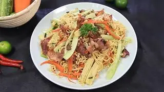 Hình ảnh Mì rau củ thịt nướng