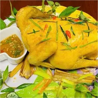 Hình ảnh Nguyên con gà hấp lá chanh sả
