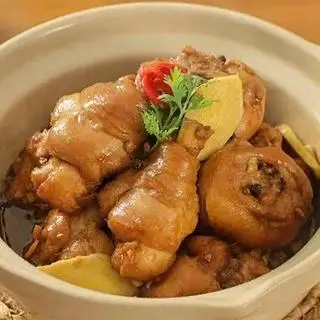 Hình ảnh Cơm gà kho tộ kèm bắp cải luộc