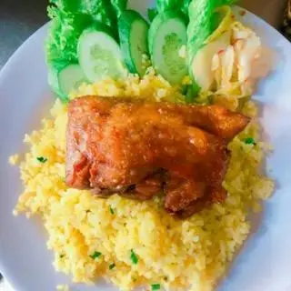 Hình ảnh Cơm gà xối mỡ đùi tỏi