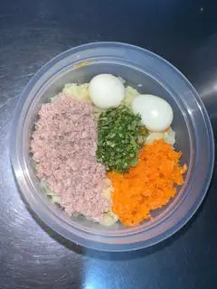 Hình ảnh Nui thịt bằm - 2 trứng cút