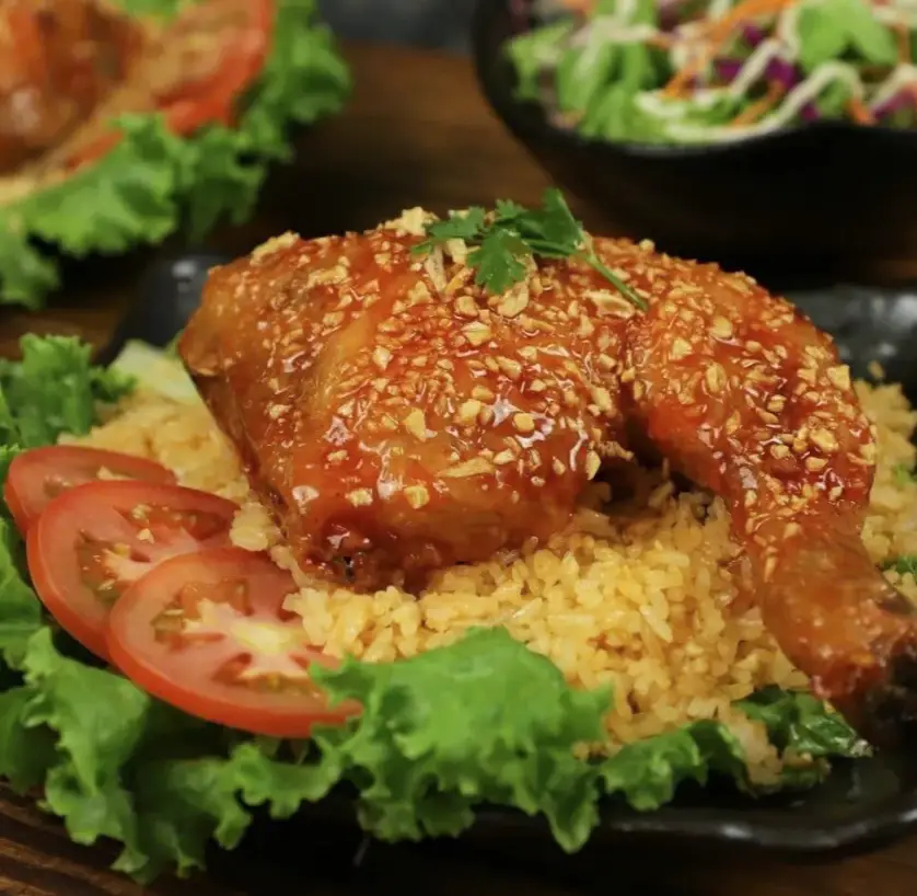 Hình ảnh Cơm gà xối mỡ ( đùi tỏi )