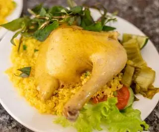 Hình ảnh Cơm đùi gà - gỏi rau