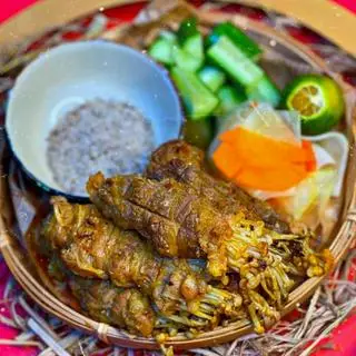 Hình ảnh Xiên bò cuộn nấm kim nướng
