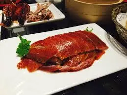 Hình ảnh Vịt quay truyền thống Bắc Kinh nửa con - bánh mì