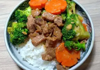 Hình ảnh Cơm bò xào bông cải xanh