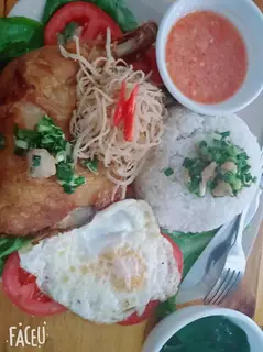 Hình ảnh Cơm gà bì trứng