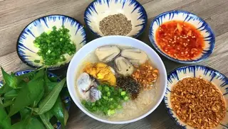 Hình ảnh Cháo hàu trứng vịt lộn