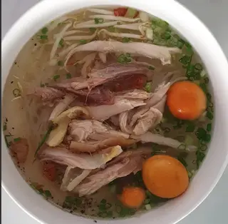 Hình ảnh Hủ tiếu gà xé trứng non