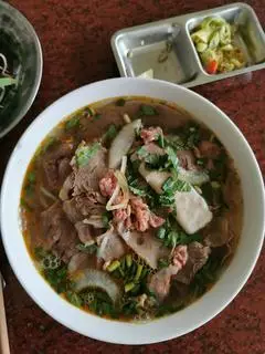 Hình ảnh Bún bò đầy đủ có xương
