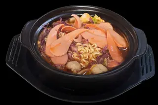 Hình ảnh Mì cay kim chi xúc xích cá viên