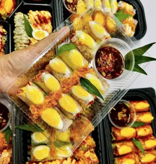 Hình ảnh Bánh tráng cuộn trứng lòng đào chấm sốt me