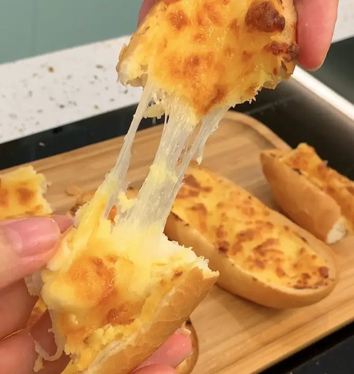 Hình ảnh Bánh mì nướng phô mai kéo sợi