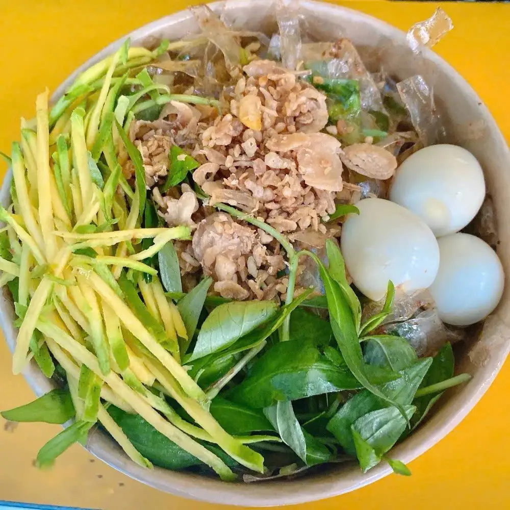Hình ảnh Bánh tráng trộn muối nhuyễn trứng cút