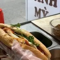 Hình ảnh Bánh mì pate trứng rán - xúc xích