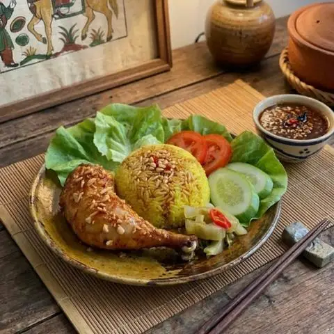 Hình ảnh Cơm Gà Linh Chiến Sốt Đậm Vị - Nguyễn Khoái