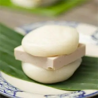 Hình ảnh Bánh dày kẹp chả lụa