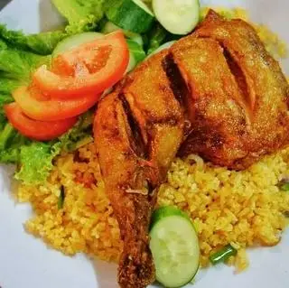 Hình ảnh Cơm gà xối mỡ góc tư